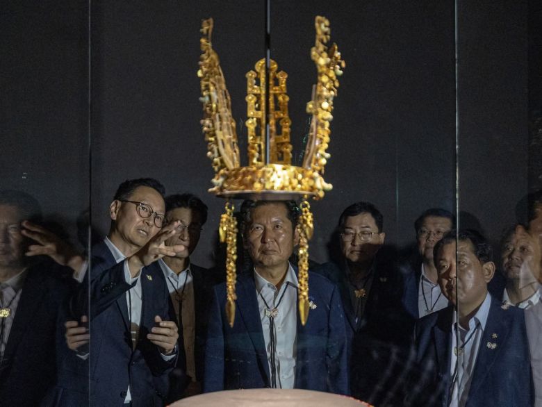 정청래 더불어민주당 대표가 지난 8월 20일 경주박물관에서 천마총 금관을 바라보고 있는 사진. 정 대표는 이 사진을 자신의 SNS에 게시했다가 논란을 빚자 뒤늦게 삭제 했다. /정청래 대표 SNS 캡처