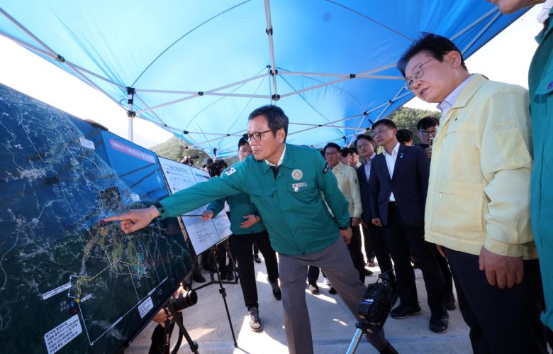 이재명 대통령이 30일 강원 강릉시 성산면 오봉저수지를 방문해 가뭄 대응 상황을 점검하고 있다. 대통령실사진기자단