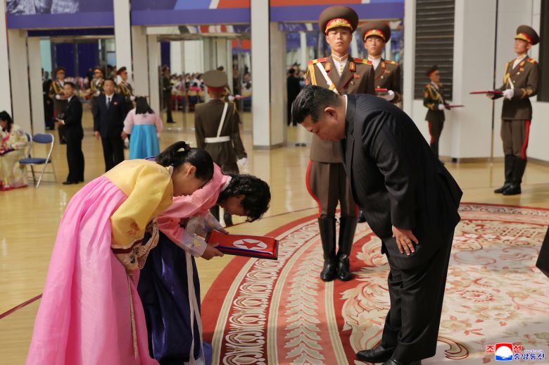 김정은 북한 국무위원장이 지난 29일 평양 목란관에서 해외군사작전에서 특출한 공훈을 세운 참전열사들의 유가족들을 만나 따뜻이 위로하고 기념사진을 찍었다고 조선중앙통신이 30일 보도했다. 조선중앙통신=연합뉴스