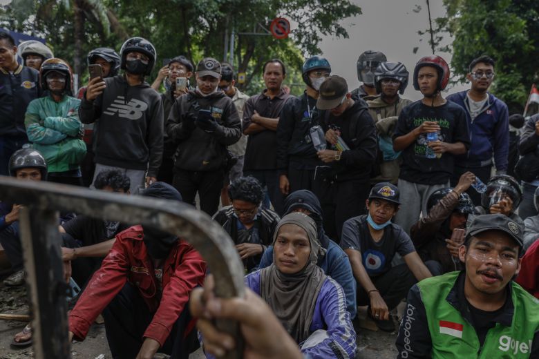 30일(현지시간) 경찰 장갑차에 깔린 배달기사가 사망하자 자카르타 경찰청 기동여단 본부 앞에서 항의 시위가 열리고 있다. EPA연합뉴스