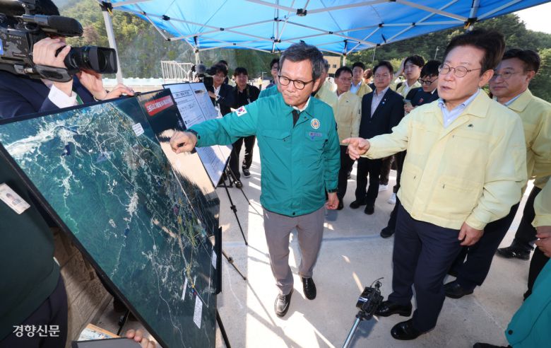 오봉저수지 점검 이재명 대통령이 지난 30일 강원 강릉시 성산면 오봉저수지를 방문해 가뭄 대응 상황을 점검하고 있다. 대통령실사진기자단