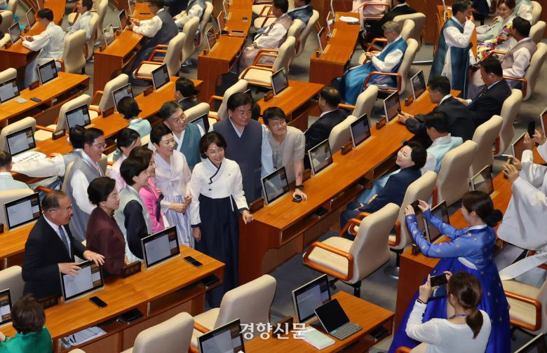 정기국회 개회식이 열린 1일 본회의장에서 한복을 차려입은 더불어민주당 의원들이 기념사진을 찍고 있다. 2025.9.1 박민규 선임기자