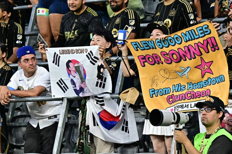 1일 LAFC의 샌디에이고와의 MLS 홈경기를 찾은 LAFC 서포터가 손흥민이 새겨진 태극기를 들고 응원하고 있다. AFP연합뉴스
