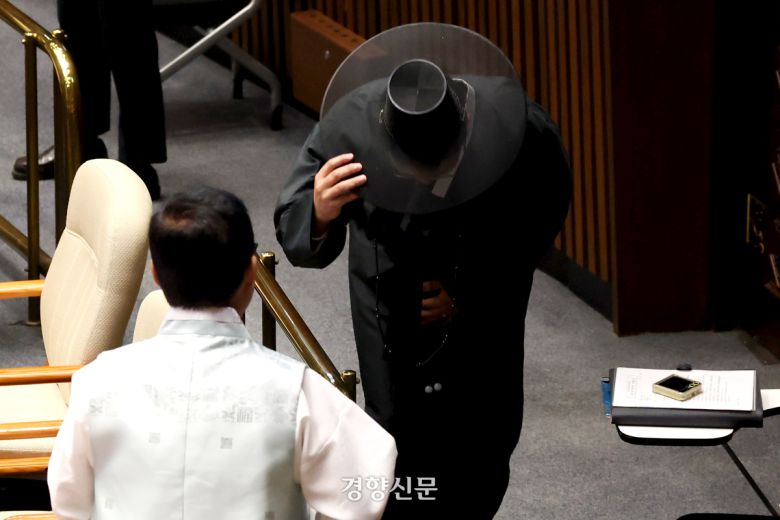 박지원 더불어민주당 의원(왼쪽)이 1일 정기국회 개회식이 열린 본회의장에서 갓을 쓴 전용기 의원의 인사를 받고 있다. 2025.9.1 박민규 선임기자