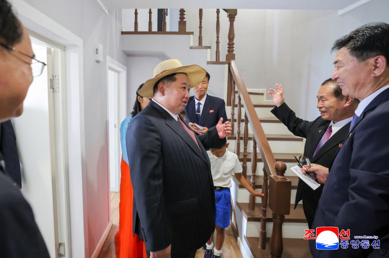 김정은 북한 국무위원장이 30일 함경남도 낙원군에 세워진 대규모 바다 양식기지인 낙원군바다가양식사업소 준공식에 참석했다고 조선중앙통신이 31일 보도했다. 연합뉴스