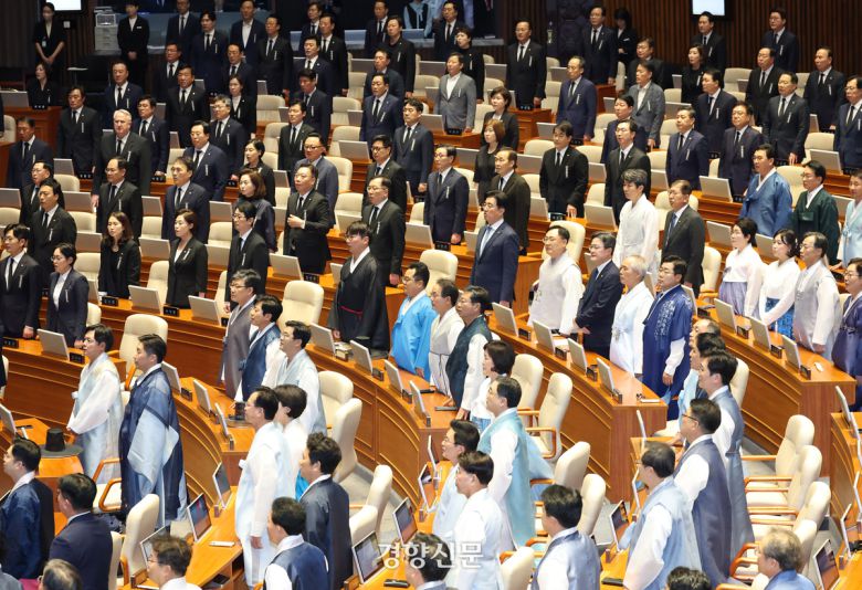 정기국회 개회식이 열린 1일 본회의장에 더불어민주당 의원들은 한복을, 국민의힘 의원들은 검정양복에 근조 리본을 착용한 채 국민의례를 하고 있다. 2025.9.1 박민규 선임기자