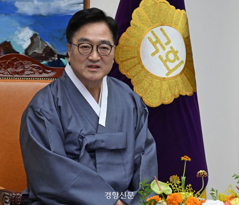 우원식 국회의장이 1일 국회에서 열린 정기국회 개회식에 앞서 4부 요인 및 감사원장, 여야 국회부의장 등 참석자들과 환담하고 있다. 2025.09.01 국회사진기자단