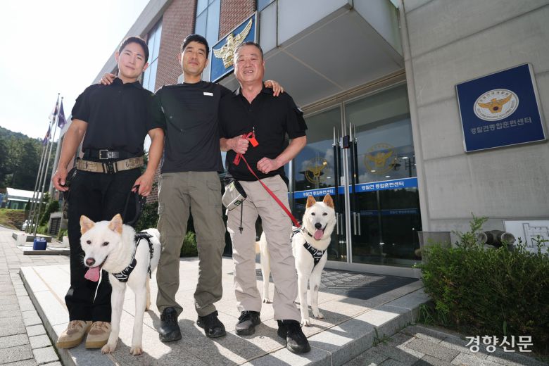 김민철 교수요원(가운데), 김태훈(왼쪽)·신종필 양성교관이 경찰인재개발원 경찰견종합훈련센터에서 임회·상만 두 진돗개 훈련을 앞두고 포즈를 취하고 있다.