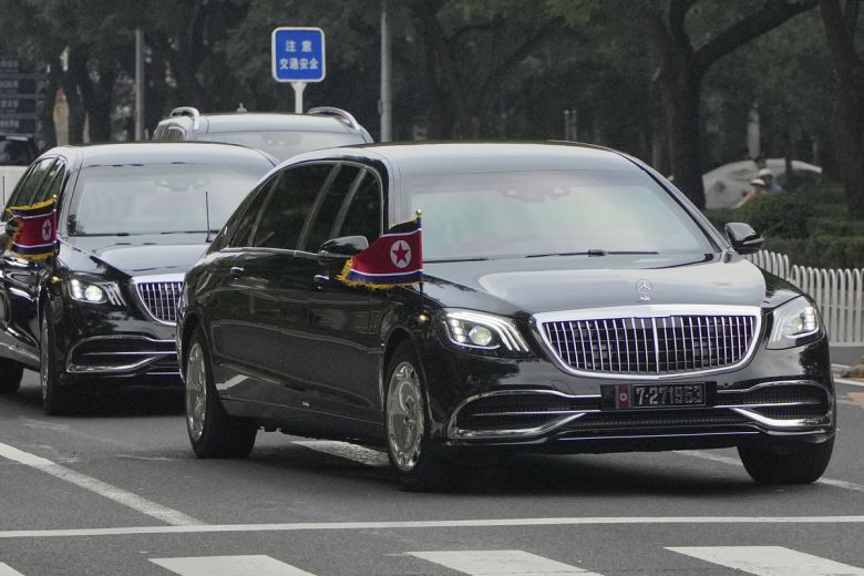 김정은 북한 국무위원장이 중국 전승절 열병식 참석차 중국 베이징에 도착한 것으로 알려진 가운데 2일 인공기를 단 차량 행렬이 베이징 시내를 지나고 있다.  연합뉴스