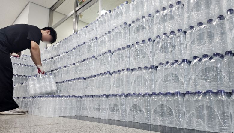 초등학교에 생수 지원 3일 강원 강릉시의 한 초등학교에 학생들을 위한 생수가 쌓여 있다. 강릉 교육당국은 가뭄으로 인한 제한급수가 강화됨에 따라 휴교나 단축수업 시행을 고려하고 있다. 연합뉴스