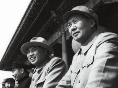 1954년 10월1일 열병식을 함께 지켜보는 김일성 전 북한 주석(오른쪽 둘째)과 마오쩌둥 전 중국 주석(오른쪽). 연합뉴스