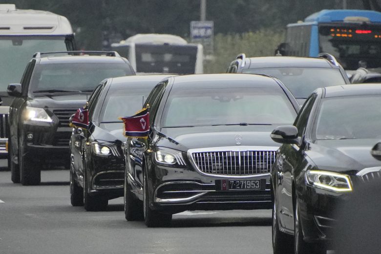 김정은 북한 국무위원장이 중국 전승절 열병식 참석차 중국 베이징에 도착한 것으로 알려진 가운데 2일 인공기를 단 차량 행렬이 베이징 시내를 지나고 있다.  연합 교도통신