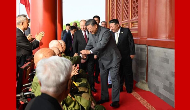 시진핑 중국 국가주석이 3일 전승절 80주년 기념식에 초청한 항일전쟁 참전용사들에게 허리 굽혀 악수할 때 김정은 북한 국무위원장이 시 주석의 바로 뒤를 따르고 있다. CGTN 캡처