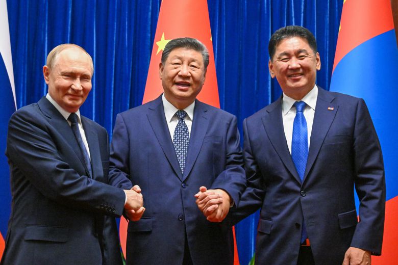 블라디미르 푸틴 러시아 대통령(왼쪽), 시진핑 중국 국가주석(가운데), 우흐나 후렐수흐 몽골 대통령(오른쪽)이 2일 인민대회당에서 열린 회담에서 손을 맞잡고 있다. 타스연합뉴스