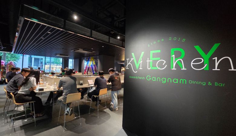 르노코리아 강남전시장 연계 공간에 퓨전 음식점이 입점했다. 르노코리아 제공