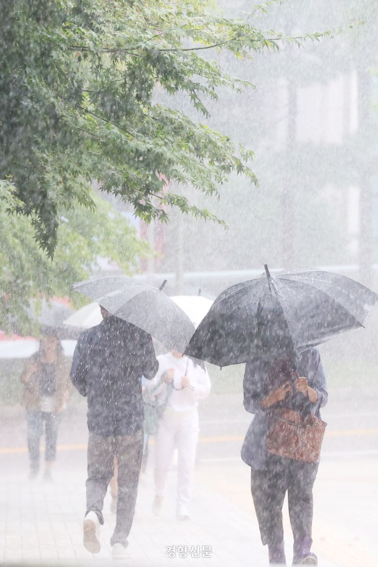 수도권 곳곳에 극한 호우가 내린 8월13일 서울 서초구 한 거리에서 시민들이 우산으로 비를 피하고 있다. 한수빈 기자