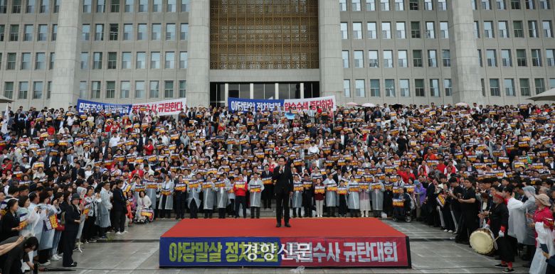 장동혁 국민의힘 대표가 4일 국회 본청 계단에서 열린 야당말살 정치탄압 특검수사 규탄대회에서 대정부 투쟁을 선언하며 규탄 연설을 하고 있다. 성동훈 기자