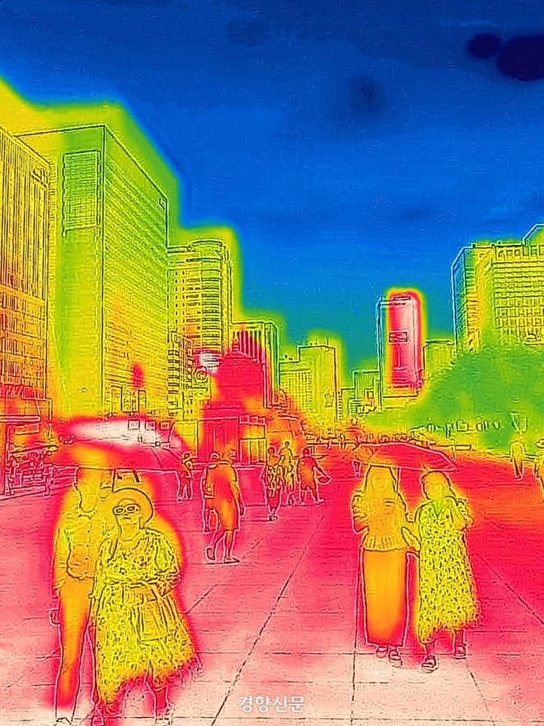 올 여름 첫 폭염경보가 발효된 7월 7일 서울 광화문 광장이 열기로 인해 붉게 표시돼 있다.  열화상카메라는 높은 온도를 붉은 색으로, 낮은 온도를 푸른색으로 표시한다. 성동훈 기자