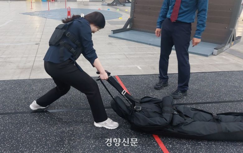 내년부터 경찰공무원 공채 시험 체력검사는 ‘순환식 체력검사’로 진행된다. 지난해 열린 국제치안산업대전에서 경찰공무원을 지망하는 한 여성이 72㎏의 인체 모형을 끌는 ‘구조하기’ 검사를 체험하고 있다. 전현진 기자