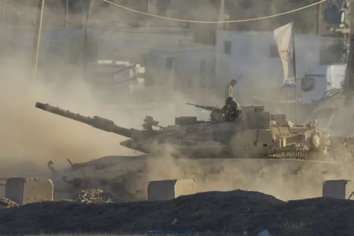 지난달 6일(현지시간) 가자지구와 인접한 남부 이스라엘에서 이스라엘군 탱크가 이동하고 있다. AP연합뉴스