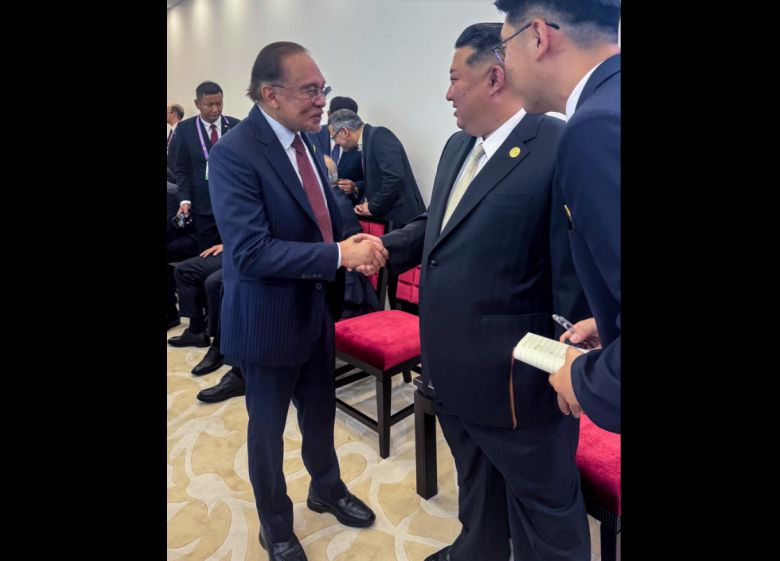 안와르 이브라힘 말레이시아 총리(왼쪽)와 김정은 북한 국무위원장이 3일 전승절 열병식 기념행사 시작 전 대기실에서 악수하고 있다. 안와르 총리 페이스북