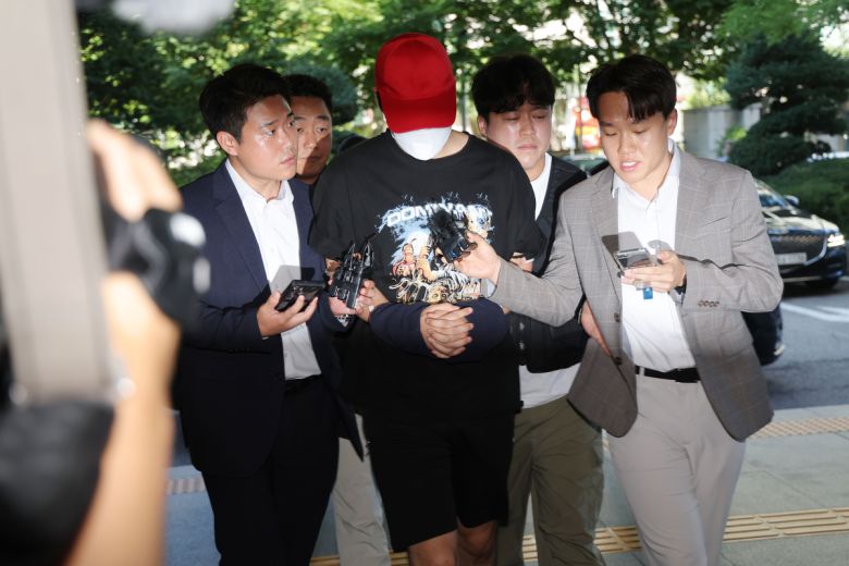 서울 서대문구 한 초등학교 인근에서 아동을 납치하려 한 20대 남성 일당이 5일 서울 마포구 서울서부지방법원에서 열린 구속 전 피의자 심문(영장실질심사)에 출석하고 있다. 연합뉴스