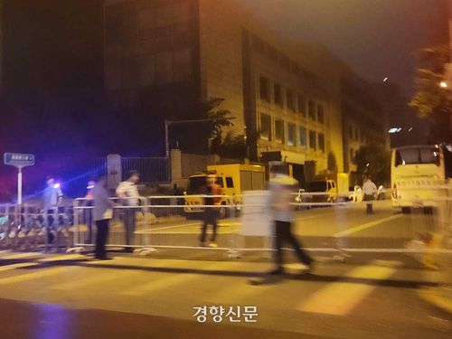 3일 중국 전승절 80주년 열병식이 열릴 베이징 창안제를 따라 흰색 철제 울타리가 설치되고 보안요원이 배치됐다. 베이징｜박은하 특파원