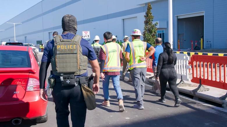 이민세관단속국(ICE)이 6일 공개한 미국 조지아주 현대차그룹-LG에너지솔루션 합작 배터리 공장 건설현장 불법체류 단속 모습. 이민세관단속국 홈페이지