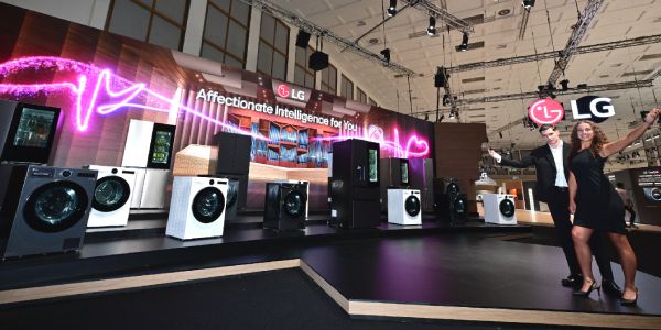 LG AI 홈을 오케스트라 공연에 빗대 표현한 연출 공간.  ‘LG 씽큐 온’의 지휘하에 총 21대의 AI 가전이 반짝거리며 서로 연결되는 모습이 연출됐다. LG 전자 제공