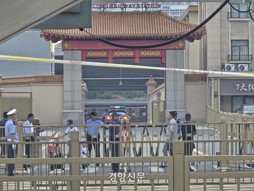 김정은 북한 국무위원장이 베이징에 도착한 2일 베이징역에서 삼엄한 경계가 펼쳐지고 있다. 베이징｜박은하 특파원