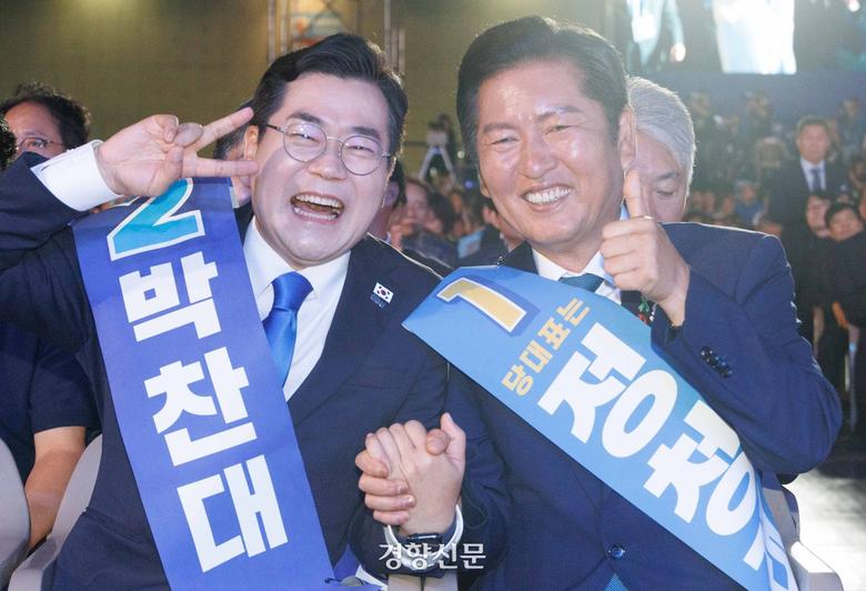 더불어민주당 당대표 후보로 출마한 박찬대, 정청래 의원이 지난 8월 2일 경기 고양시 킨텍스에서 열린 제2차 임시전국당원대회에서 포즈를 취하고 있다. 박민규 선임기자