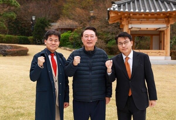 대통령 관저 퇴거 하루 전인 지난 4월 10일, 윤석열 전 대통령이 전한길씨와 윤상현 국민의힘 의원을 만나 기념사진을 찍고 있다. 전한길뉴스