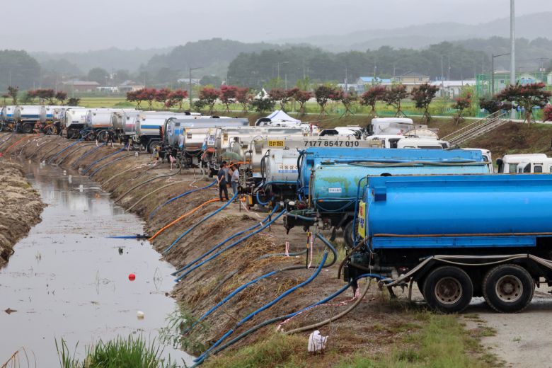 휴일에도 급수 지원 강릉시 관계자들이 7일 강원 강릉의 한 하천에서 운반급수를 위해 살수차에 물을 담고 있다. 연합뉴스