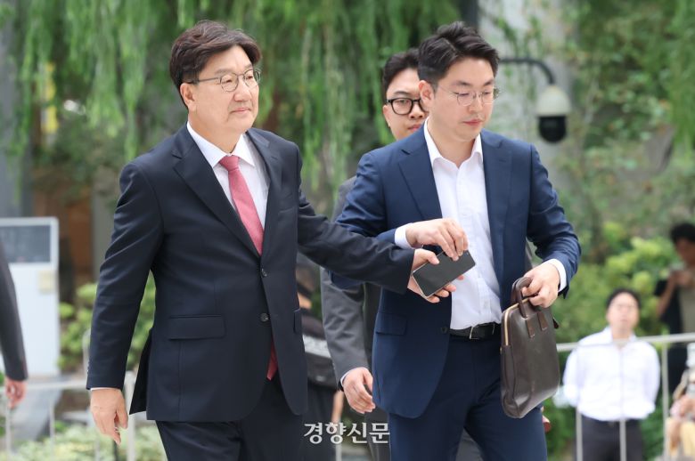 통일교 청탁 의혹을 받는 권성동 국민의힘 의원이 지난달 27일 서울 종로구 KT 광화문빌딩에 마련된 김건희 여사 관련 의혹을 수사하는 민중기 특별검사팀에 피의자 신분으로 출석하고 있다. 한수빈 기자