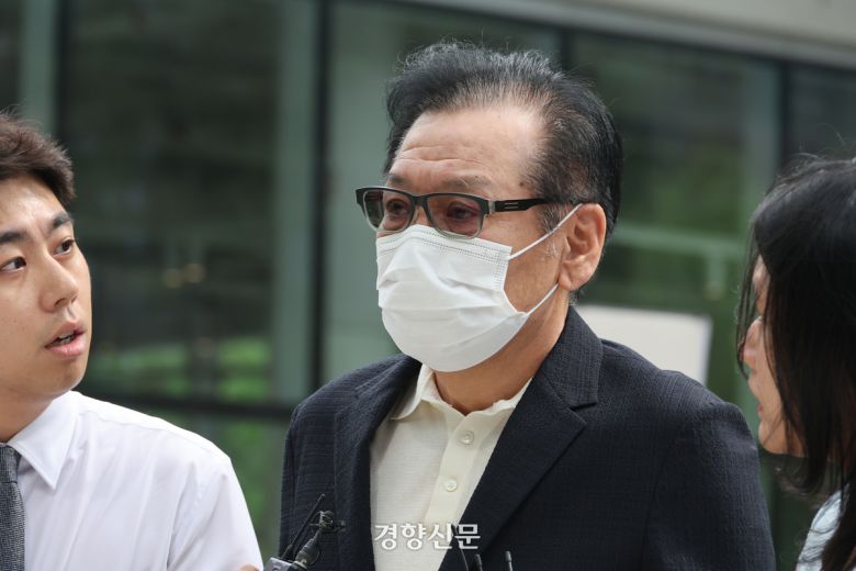 건진법사 전성배씨가 지난달 18일 오전 서울 종로구 KT 광화문빌딩 웨스트에 마련된 김건희 여사 의혹을 수사하는 민중기 특별검사 사무실에 도착해 들어서고 있다. 정효진 기자