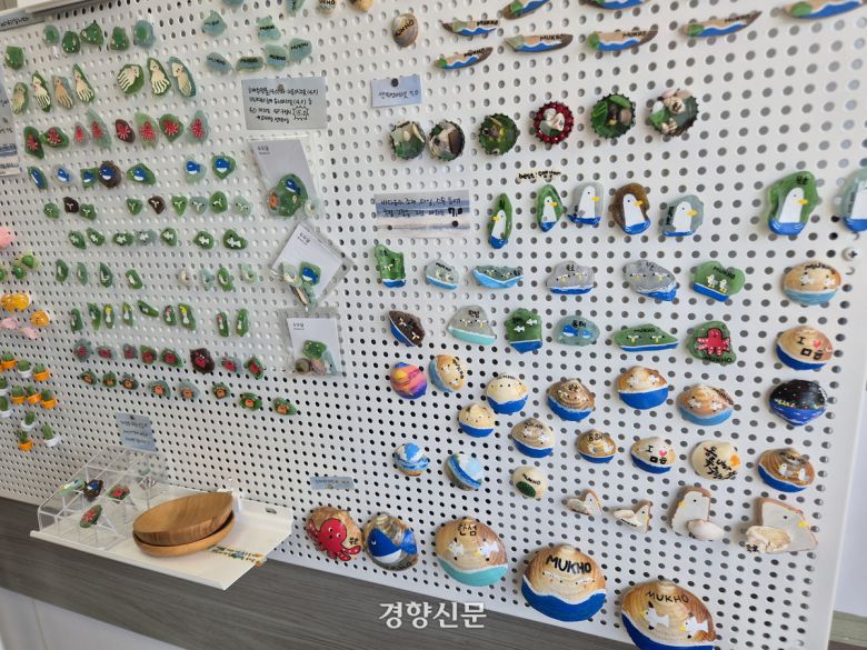 ‘바다 유리’ 등 해변 쓰레기를 ‘업사이클링’해 만든 소품들이 지난 6일 강원 동해시 공방 ‘두두달’에 진열되어 있다. 김태욱 기자