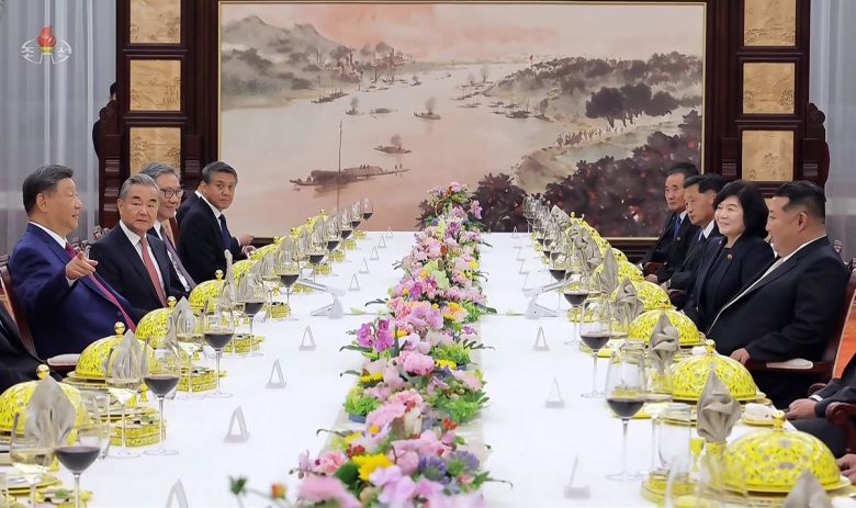 북한 조선중앙TV는 지난 6일 김정은 국무위원장의 지난 2~4일 중국 방문을 담은 기록영화를 방영했다. 사진은 중앙TV가 공개한 김정은 위원장과 시진핑 중국 국가주석간 북·중 정상회담에 이어 시 주석이 마련한 연회에 참석한 모습. 연합뉴스=조선중앙TV 화면