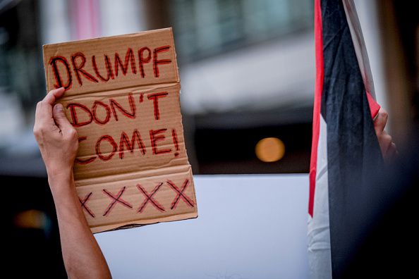 6일(현지시간) 말레이시아 수도 쿠알라룸푸르에서 열린 ‘도널드 트럼프 미국 대통령의 동남아시아국가연합 정상회의 참석 반대 시위’에서 한 참가자가 “트럼프는 오지 마”라고 적힌 손팻말을 들고 있다. Gettyimages/이매진스