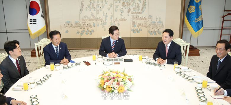 이재명 대통령이 8일 용산 대통령실에서 여야 지도부와 오찬 회동을 하고 있다. 대통령실사진기자단