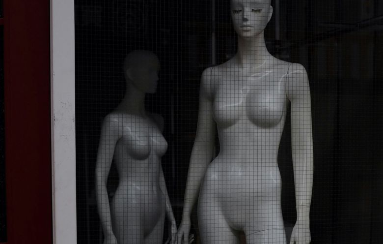 대부분의 마네킹은 실제 사람의 몸보다 키가 훨씬 크며 허리는 훨씬 가늘다. 비현실적인 몸의 규범은 미디어 광고와 학교, 가정까지 반복 재생산된다.이미지컷 unsplash