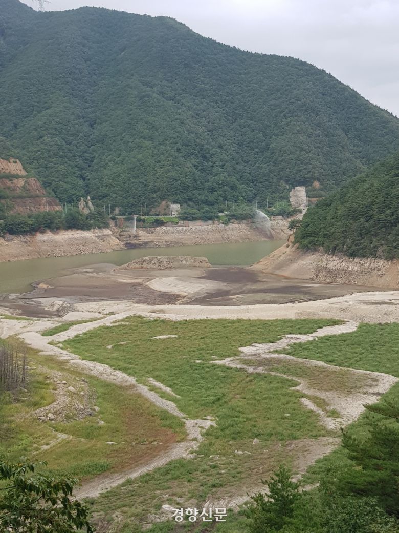 지난 7일 강원 강릉시의 주요 상수원인 오봉저수지 상류가 바짝 메말라 있다. 최승현 기자