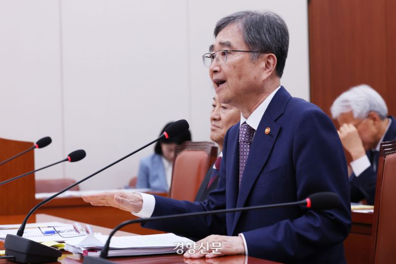 조현 외교부 장관이 8일 국회에서 열린 외교통일위원회 긴급 현안질의에 출석해 답변하고 있다. 한수빈 기자