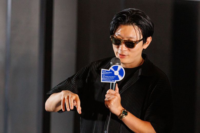 <대도시의 사랑법> 프라이머리 음악 감독이 7일 제천국제음악영화제 영화 상영 후 GV 시간에 질문에 답을 하고 있다. 제천국제음악영화제 제공