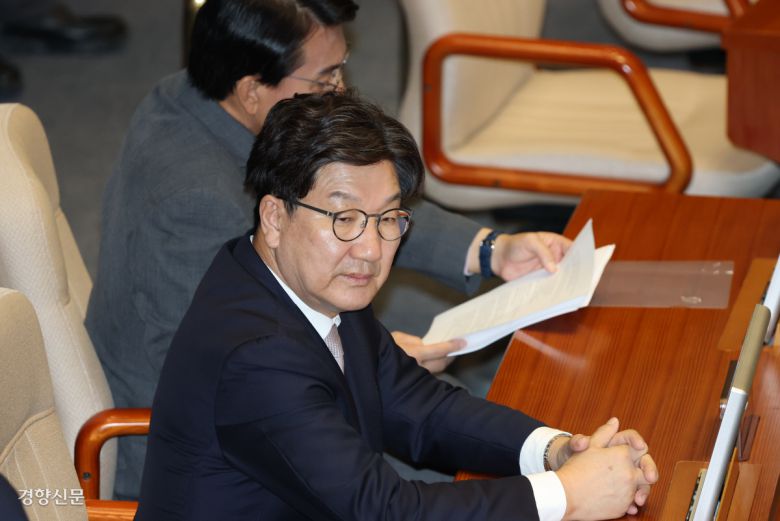 착잡한 보고 권성동 국민의힘 의원이 9일 국회 본회의에서 자신에 대한 체포동의안 보고를 지켜보고 있다. 박민규 선임기자 parkyu@kyunghyang.com