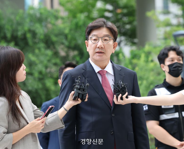 통일교 청탁 의혹을 받는 권성동 국민의힘 의원이 지난달 27일 서울 종로구 KT 광화문빌딩에 마련된 김건희 여사 관련 의혹을 수사하는 민중기 특별검사팀에 피의자 신분으로 출석하고 있다. 한수빈 기자