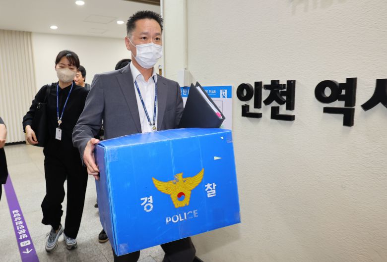 9일 인천경찰청 반부패경제범죄수사대 수사관들이 인천시청 압수수색을 마친 뒤 압수품이 든 상자를 들고 이동하고 있다. 연합뉴스