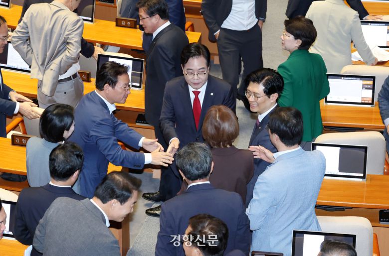 송언석 국민의힘 원내대표가 10일 국회 본회의에서 교섭단체 대표연설을 마치고 소속 의원들과 인사하고 있다. 박민규 선임기자
