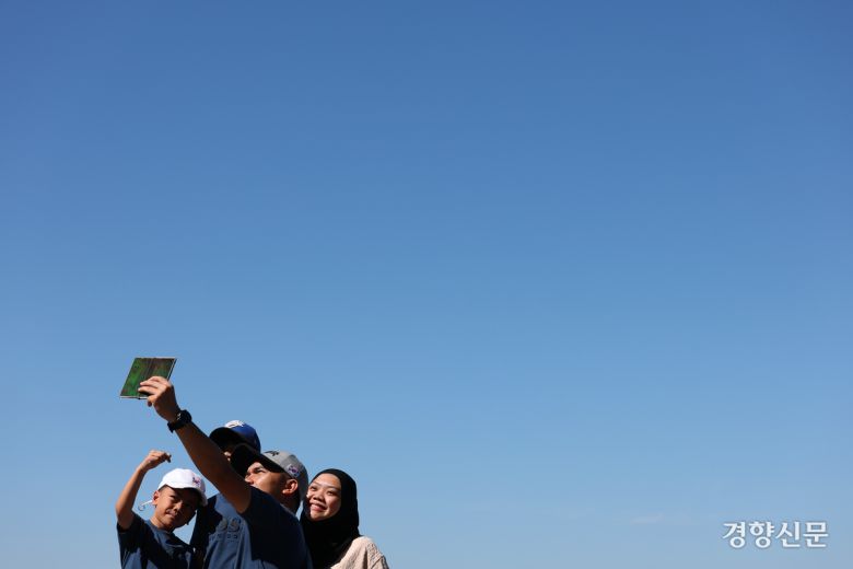 10일 서울 중구 남산공원을 찾은 방문객들이 하늘을 배경으로 사진 찍고 있다. 정효진 기자