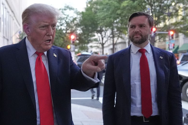 도널드 트럼프 미국 대통령이 9일(현지시간) 워싱턴 백악관 인근 한 식당에 도착해 기자들과 이야기하고 있다. 오른쪽은 JD 밴스 부통령. AP연합뉴스