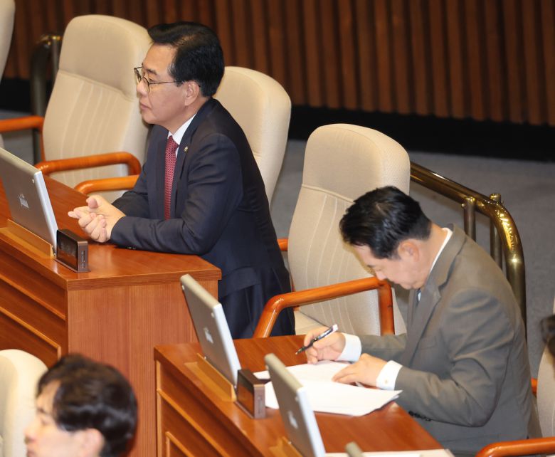 송언석 국민의힘 원내대표(왼쪽)가 지난 9일 국회 본회의장에서 정청래 더불어민주당 대표의 정기국회 교섭단체 대표연설을 듣고 있다. 연합뉴스